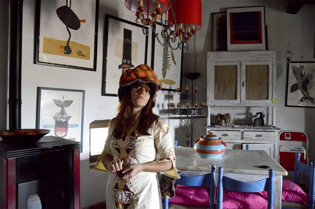 alt= "ampio cappello arancio"