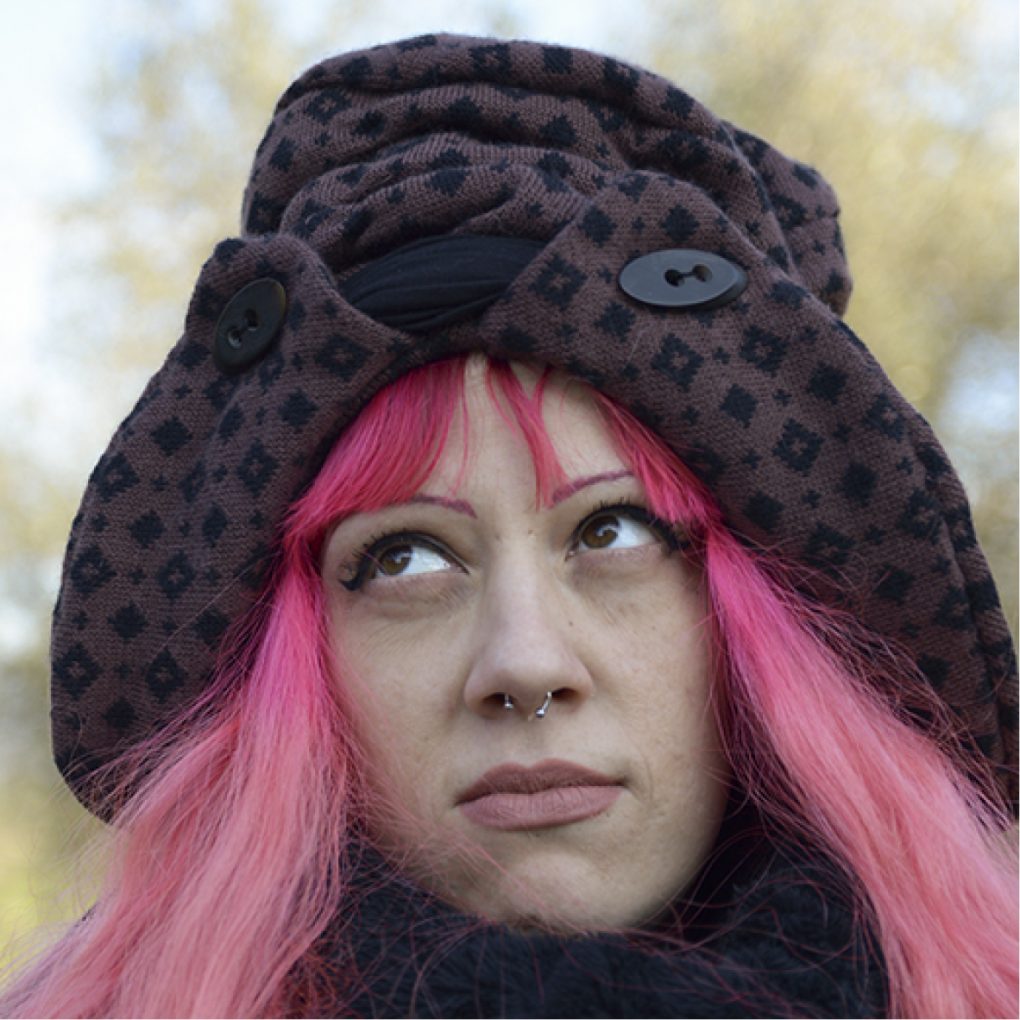cappello marrone con tesa interrotta